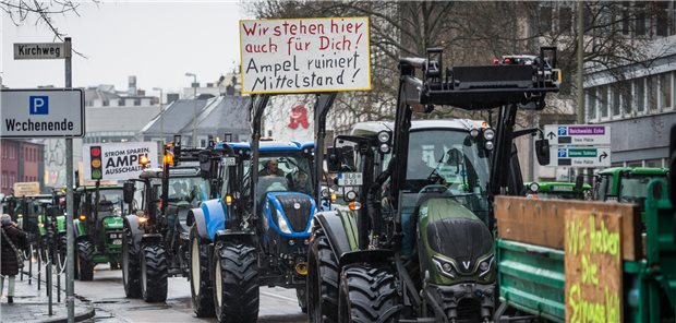 Sorge um Zukunft und Versorgung: FVDZ unterstützt Proteste der Landwirte Mit Traktoren-Konvois wollen Landwirte ihren Protest gegen Sparpläne der Ampel-Regierung zum Ausdruck bringen. (Archivbild)