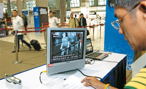 Virustatika lindern Schweinegrippe Mit Wärmebild-Kameras werden zur Zeit am Flughafen in Bangkok Anreisende auf Fieber überprüft.
