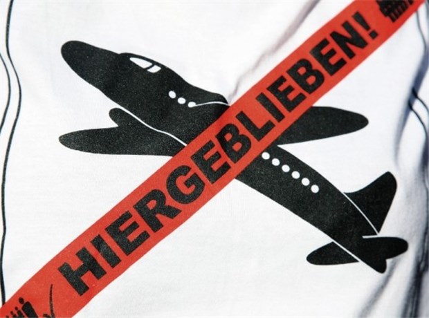 Die Innenminister wollen Asylbewerber mit "Flugmedizinern" schneller abschieben Mit ärztlichen Attesten retten sich viele Asylbewerber zumindest vorübergehend gegen ihre Abschiebung per Flugzeug - zum Ärger der Innenminister..