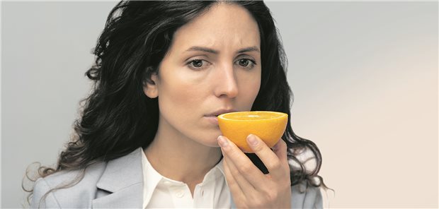 Mit angenehmen Gerüchen, zum Beispiel dem einer Orange, können Menschen mit Migräne ihr Riechvermögen trainieren.