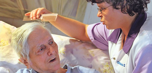 Erst Klinik, dann schlechtere Prognose Mit besonders fürsorglicher Pflege lassen sich bei Demenzkranken in der Klinik viele Komplikationen vermeiden, meinen australische Forscher.