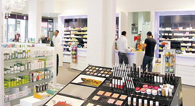 Mit dekorativ platzierten Beautyprodukten macht die Prinzen-Apotheke Frankfurt knapp ein Drittel ihres Umsatzes. Ein weiteres Standbein ist die Naturheilkunde.
