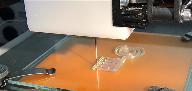 „Holz“-Chip misst Blutwerte – ohne Nadelstiche Mit dem 3D-Drucker wird die Nanocellulose-„Tinte“ auf eine Trägerplatte appliziert. Silberpartikel sorgen für die elektrische Leitfähigkeit des Materials.