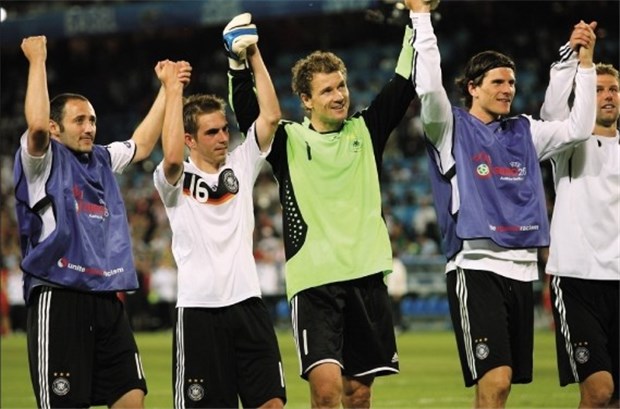 Mit den Jungen nach Südafrika Mit dem Abschied von Oliver Neuville (l.) und Jens Lehmann (3.v.l.) wird gerechnet. Lahm (2.v.l.), Gomez (2.v.r.) und Hitzlsperger (r.) gehört die Zukunft.