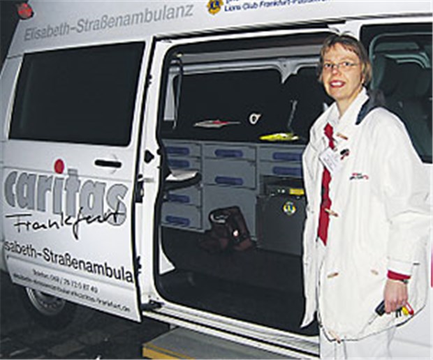 "Du Doktor? Knie kaputt." - Einsatz rustikal in Frankfurts Straßen Mit dem Ambulanz-Einsatzwagen sucht die Ärztin die Patienten vor Ort auf.