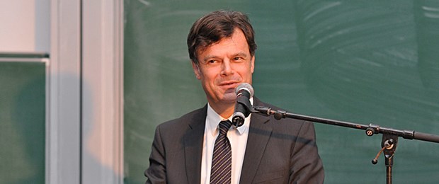 "Ein großer Irrtum" Mit dem DRG-System werden chronisch Kranke, Multimorbide und Patienten, die schwer zu behandeln sind, systematisch exkludiert: Professor Giovanni Maio.