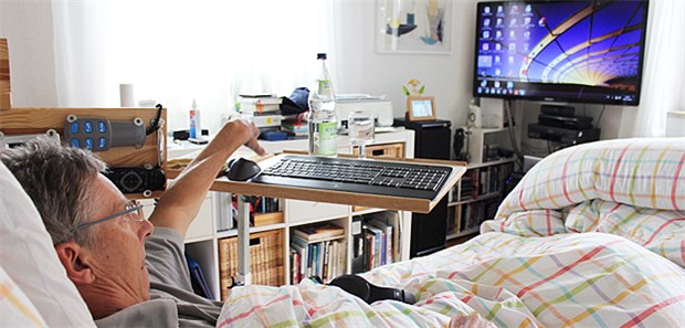 Lebenskünstler im Rollstuhl und ohne Augenlicht Mit dem Daumen und der Sprachsteuerung bedient Rudolf Weinhart den PC, der mit dem Fernseher verbunden ist.