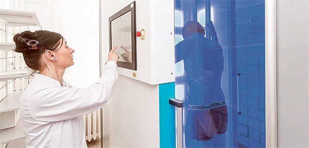 Ganzkörperscanner spürt Melanome auf Mit dem Dermascanner wird die Hautoberfläche aus verschiedenen Positionen gescannt.