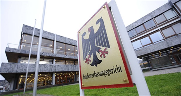Abtreibungsgegner darf vor Praxis protestieren Mit dem Hinweis auf ein Thema "von wesentlichem öffentlichen Interesse" hat das Bundesverfassungsgericht das Demonstrationsverbot vor einer Arztpraxis aufgehoben.