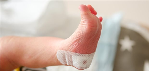Babyfuß nach einer Bluentnahme an der Ferse