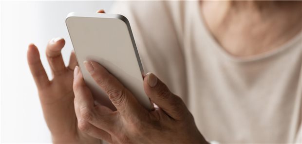 Mit dem Smartphone gegen Einsamkeit? Die Linkspartei hat eine Kontakt-App vorgeschlagen.