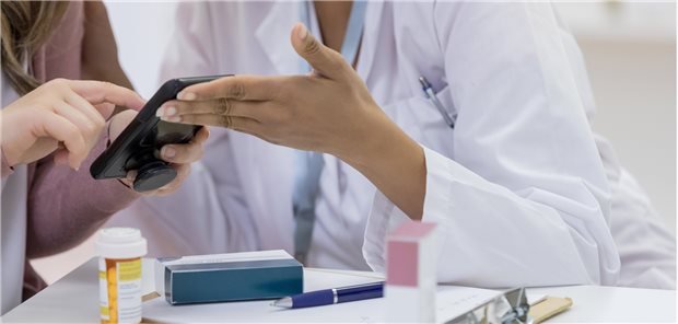 Mit dem Smartphone können Hämophilie-Patienten ihre aktuellen Werte und mögliche Komplikationen auf der Plattform Smart Medication eingeben. Ihre betreuenden Ärzte erkennen bei Aufruf des Programms sofort, bei welchen Patienten Handlungsbedarf herrscht.