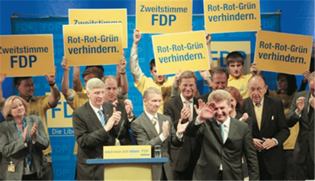 Mit dem Spitzenkandidat Andreas Pinkwart (vorne rechts) will die FDP wieder in die Regierung in NRW. © Tschauner / dpa