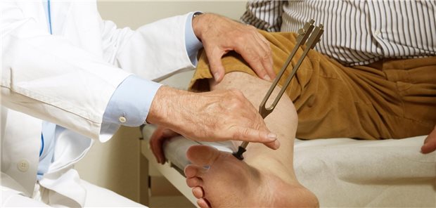 Untersuchung des Fußes eines Patienten mit Diabetes