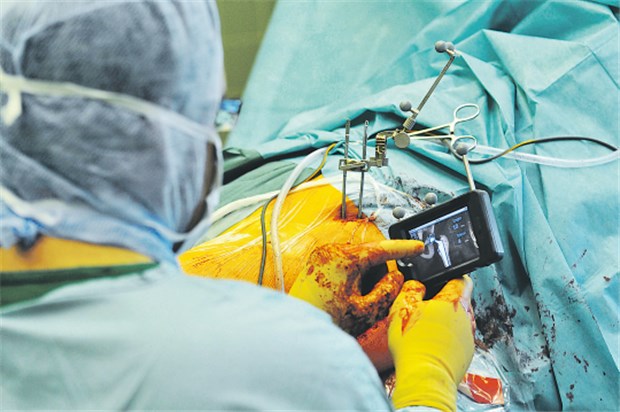 Operieren mit dem iPod: In einer Kölner Klinik Realität Mit dem iPod wird etwa bei Hüft-Op die Beinlänge kontrolliert.