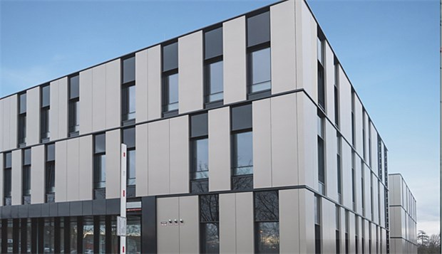 Facharztzentrum der Kreiskliniken eröffnet Mit dem neuen Dienstleistungs- und Facharztzentrum erhoffen sich die Kreiskliniken Altötting-Burghausen, die ambulanten und stationären Versorgungsangebote besser miteinander vernetzen zu können.