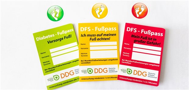 Mit dem neuen „Fuß-Pass“ möchte die DDG Betroffene mit diabetischem Fußsyndrom vor einer Amputation über das Recht auf eine ärztliche Zweitmeinung aufklären, sicherstellen, dass diese sich bestmöglich beraten und therapieren lassen, und die Prävention stärken.