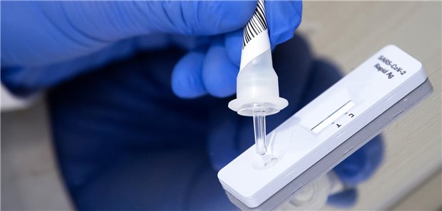 Großer Zulauf bei Corona-Massentest in Südtirol Mit den Antigen-Schnelltests hofft man, die zweite Corona-Welle etwas auszubremsen. Denn so könnten Menschen, die nichts von ihrer Infektion ahnen, entdeckt werden, heißt es.