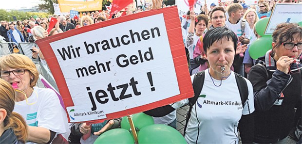 Lautstarker Protest gegen die Klinikreform Mit den Worten „Krankenhausreform – so nicht“, demonstrierten Klinikmitarbeiter gegen das geplante Gesetz.