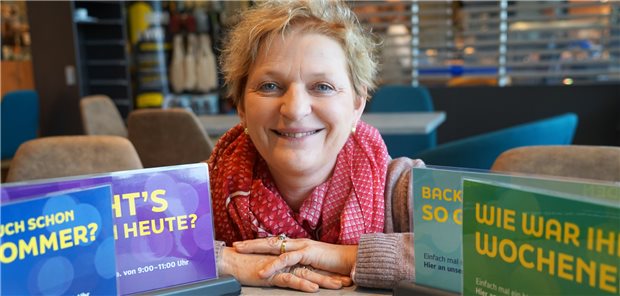 Eine „Ratschkasse“ gegen die Einsamkeit Mit der Idee einer „Ratschkasse“ gegen Einsamkeit rannte Bayerns Gesundheitsminister Klaus Holetschek bei Edeka-Markt-Betreiberin Ilka Abröll-Groiß offene Türen ein.