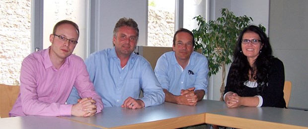 EDV lässt Praxen wachsen Mit der Idee, gemeinsam ein EDV-Terminsystem für Praxen zu entwickeln, stieß Martin Mahr (zw. v. l.) bei den Hausärzten Dr. Fabian Tölle (l.) und Alexander Woyth (zw. v. r.) auf offene Türen. Mittlerweile ist auch der Sekretariatsservice von Heike Kunte-Link mit an Bord.