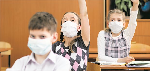 BÄK-Vize: „Eine Pflicht zur Maske will gut überlegt sein“ Mit der Maske im Unterricht: Kein seltenes Bild im Moment.