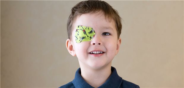 Mit der Okklusionstherapie lässt sich das schwachsichtige Auge trainieren – hierbei wird das starksichtige Auge abgeklebt und das andere Auge so gestärkt.