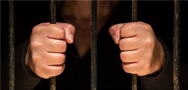 Allgemeinarzt Dr. Alan Mitchell führt Antifolter-Komitee Mit der Pandemie haben sich die Haftbedingungen in vielen Ländern der Welt verschlechtert.