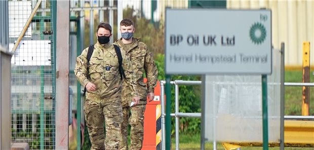 Wartezeiten im NHS: Pandemie verschärft regionale Ungleichheit Mit der Pandemie hat sich in Großbritannien das Problem der Zweiklassenmedizin verschärft. Jetzt gibt es auch noch Kraftstoffmangel. Militärangehörige sollen helfen, die Nachschubschwierigkeiten an Tankstellen in den Griff zu bekommen.
