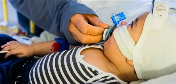 Mit der RSV-Prophylaxe kommt aus Sicht des SpiFa und des Hausärzteverbands mehr Arbeit auf Mediziner zu. Und die müsse adäquat vergütet werden.