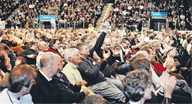 Hausärzte zwischen Euphorie und grenzenloser Enttäuschung Mit der Tröte im Einsatz: Die Stimmung in der Halle ist gut, doch der Schein trügt.