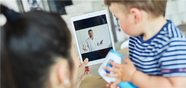 Mit der Videosprechstunde im kinderärztlichen Notdienst wurden in den vergangenen Wochen in Nordrhein gute Erfahrungen gemacht. (Symbolbild mit Fotomodell)
