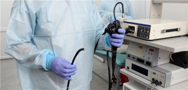 Ein Arzt hält ein flexibles Endoskop für die diagnostische Bronchoskopie in seinen Händen.