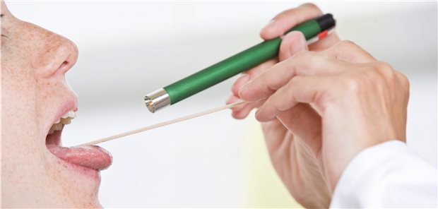 Mit der klinischen Untersuchung und Anamnese kann geklärt werden, ob eine Krankenhauseinweisung aufgrund von Warnhinweisen nötig ist. Zu den „red flags“ zählt auch der Verdacht auf infektiöse Mononukleose.