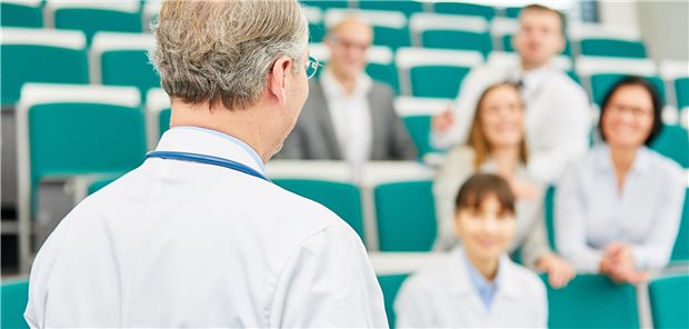 Mit der neuen Approbationsordnung müsste 800 Stunden mehr studiert werden.