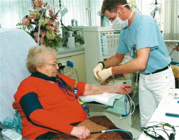 Diät bremst Zerstörung der Nieren Mit diätetischen Maßnahmen lässt sich das Fortschreiten einer diabetesbedingten Niereninsuffizienz verlangsamen und die Dialyse hinauszögern.