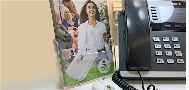 Mit digitalem Empfänger versehen (unten), können Patienten die Wartezeit außerhalb der Praxis verbringen – und sind so vor Ansteckung geschützt.