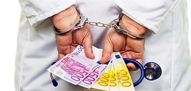 Mit einem Bein im Knast? Ärzte sollten sich Kooperationen künftig von der Kammer genehmigen lassen.