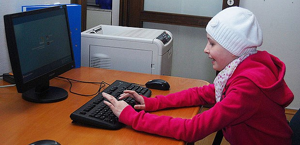 Per Video-Konferenz ins Klassenzimmer Mit einem Klick ins Klassenzimmer: Schülerin Daphne kann so zeitweise dem Unterricht folgen.