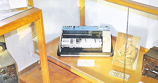 Zeitungstechnik der 80er Jahre - Papier, Fax und Klebeumbruch Mit einem Telebildsender der Firma Hell wurden in den 80er Jahren Fotos aus der Redaktion in die Druckerei nach Kassel übertragen.