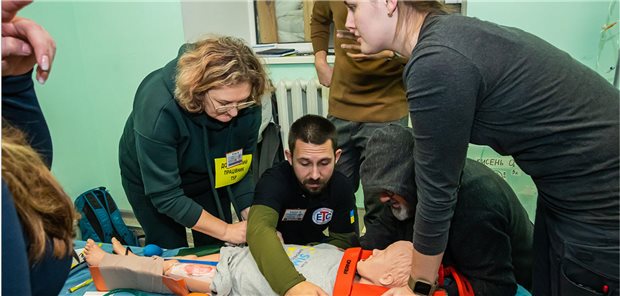 Ein Team an einem der Simulationszentren