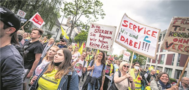 Neuer Arbeitgeberverband in NRW Mit einem mehrwöchigen Streik haben sich die Beschäftigten an den nordrhein-westfälischen Unikliniken im Sommer einen Entlastungstarifvertrag erkämpft.