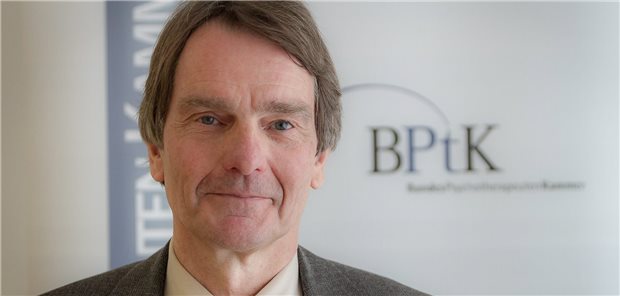 Mit einer Behandlung und Beratung am Telefon erreicht man auch ältere Menschen oder diejenigen, die sich kein topmodernes technische Equipment leisten können: Dr. Dietrich Munz.