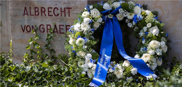 „Von Graefe stand für ein humanes, empathisches Arzttum“ Mit einer Kranzniederlegung hat die Deutsche Ophthalmologische Gesellschaft (DOG) am Montagnachmittag den 150. Todestag ihres Gründers Albrecht von Graefe gewürdigt. Die Zeremonie fand am Graefe-Denkmal an der Berliner Charité im Stadtbezirk Mitte statt.
