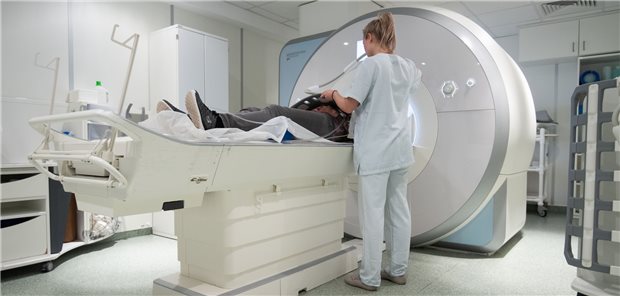 Mit einer Magnetresonanztomographie (MRT) lassen sich einer Studie aus Frankreich zufolge Differentialdiagnosen beim Verdacht auf eine idiopathische periphere Fazialisparese besser ausschließen (gestellte Szene).