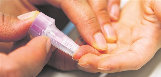 Mit einer Spezial-Lanzette wird Kleinkindern in der Fr1da-Studie Blut abgenommen. Wenige Tropfen reichen für die Tests aus.