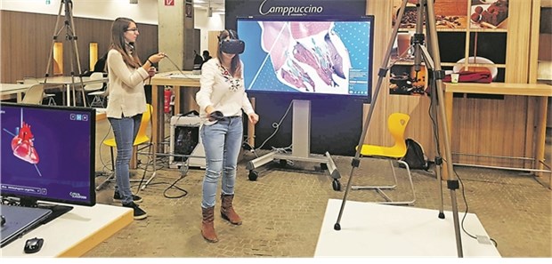 Virtuelle Organschau macht angehende Ärzte fit für den OP Mit einer VR-Brille erforschen Medizinstudierende virtuell ein Cyber-Herz.
