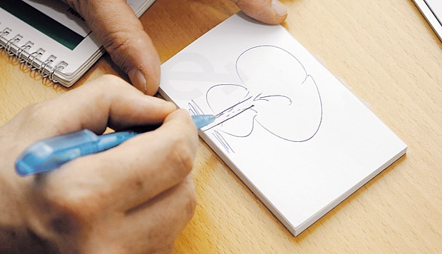 Mit einer Zeichnung der Prostata können Ärzte BPS-Patienten das Behandlungskonzept erläutern.