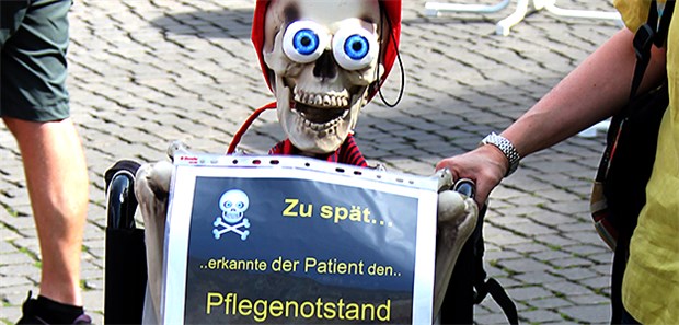 Pflegeberufe müssen attraktiver werden Mit einer kreativen Protestaktion haben vor der Gesundheitsministerkonferenz in Bremen Verdi-Mitglieder auf den Pflegenotstand aufmerksam gemacht.