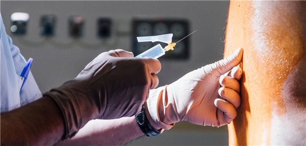 Der Arzt bereitet die epidurale Injektion vor.